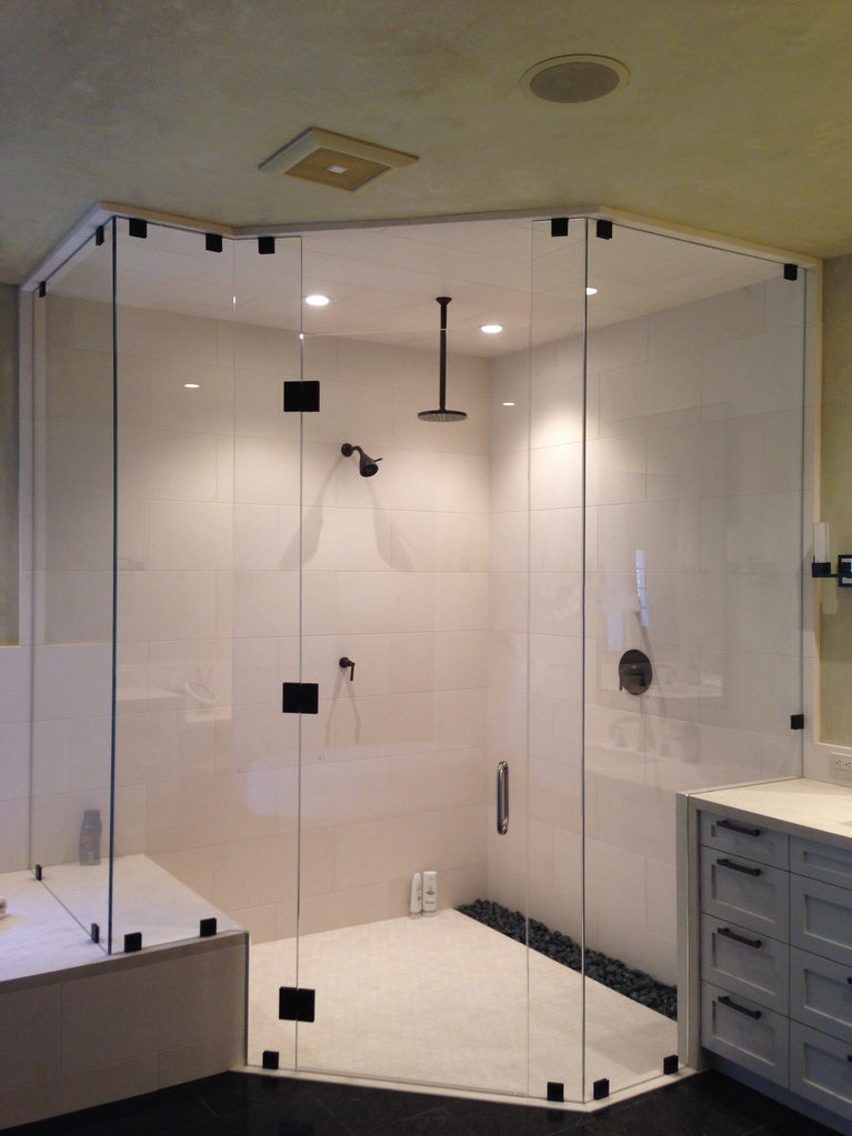 Duschtüre und Beschläge Glas im Badezimmer